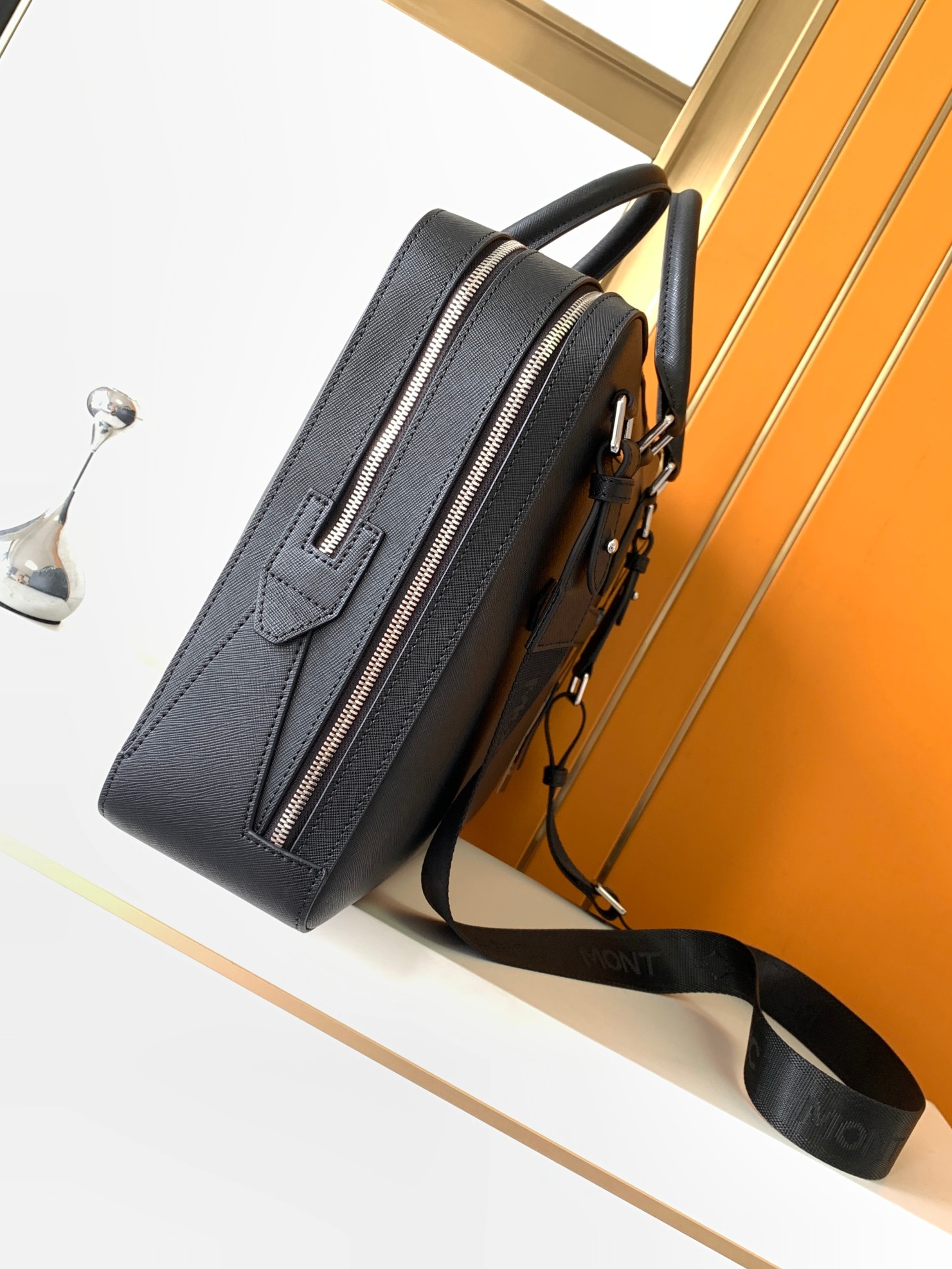 Luxury Men's Top-Handle Bags P - Leather Briefcase 评论和价格